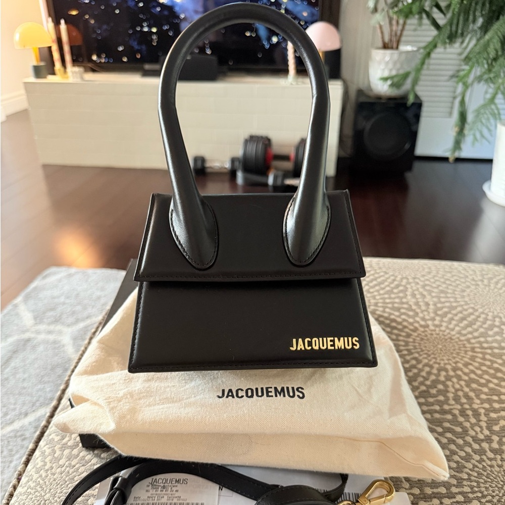 Jacquemus The medium Chiquito                   LES CLASSIQUES 
Leather handbag